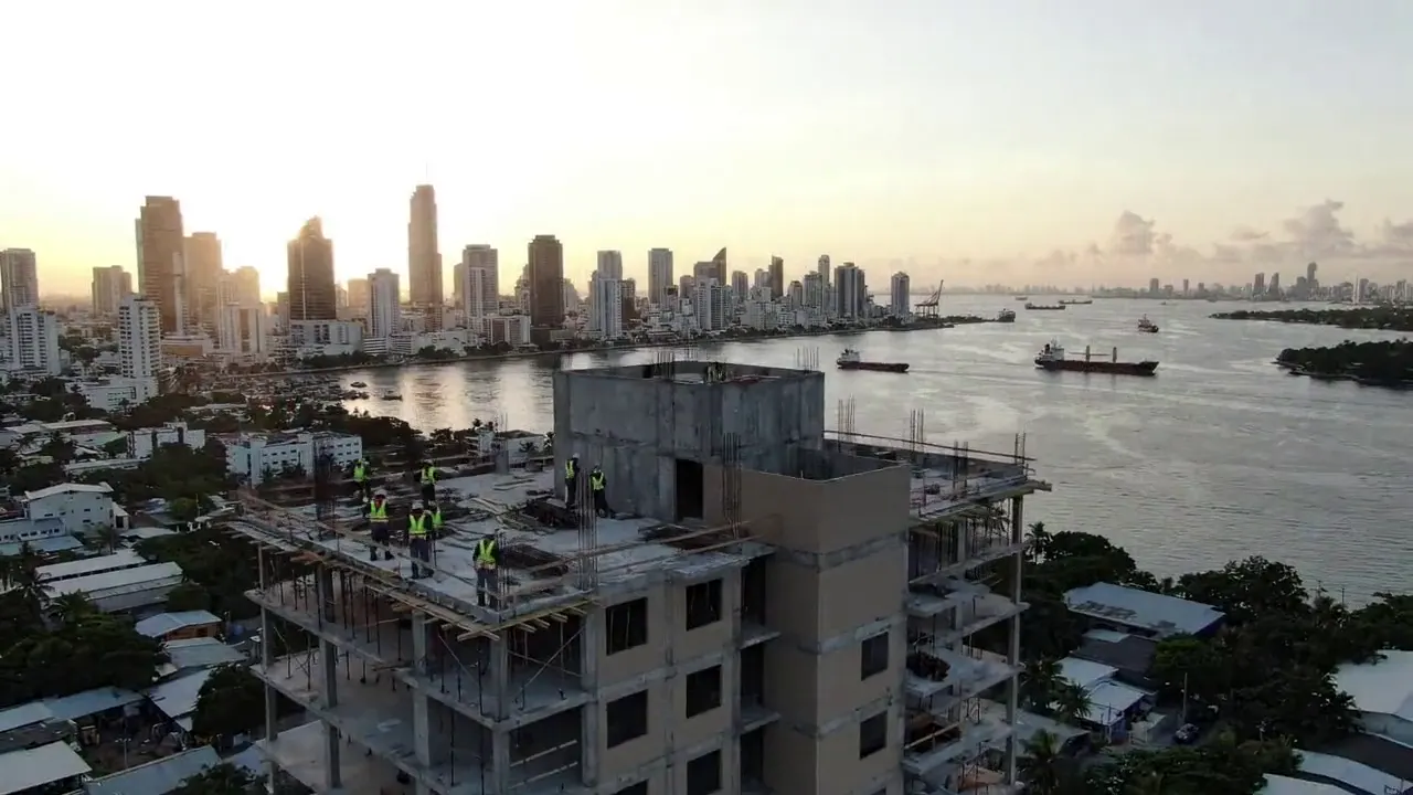 Edificio casi terminado con la bahía y la ciudad de Panamá al atardecer
